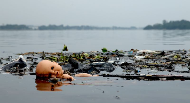 Aguas contaminadas en la Bahía de Guanabara. Imagen: AP